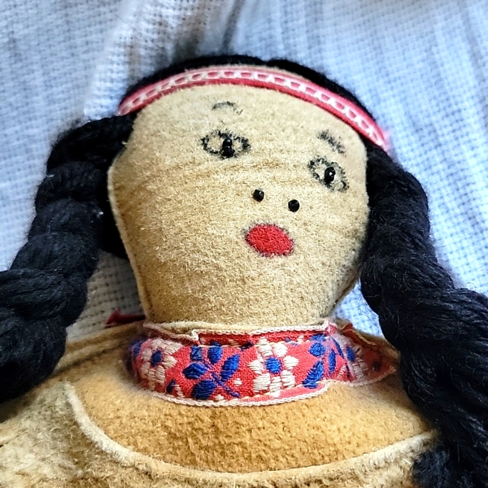 Spuzzum Indian Tourists Souvenir Doll - Picture 5 of 6